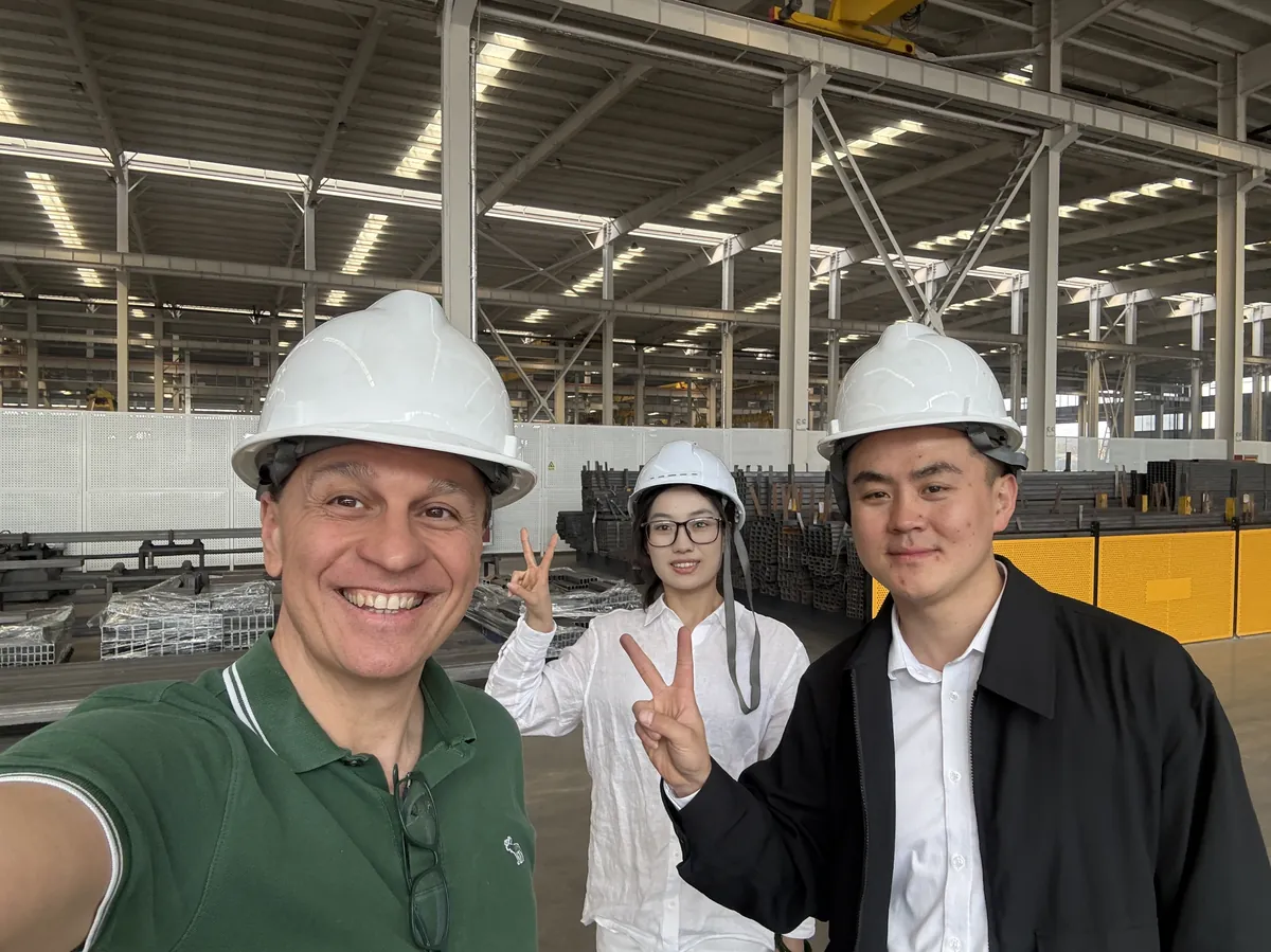 Avec l'équipe d'une usine partenaire — la relation directe qui fait le collectif.